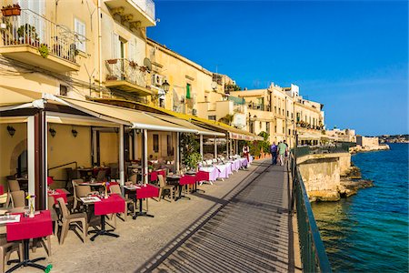 syrakus - Cafes and Walkway at Waterfront in Syracuse, Sicily, Italy Stockbilder - Lizenzpflichtiges, Bildnummer: 700-08723219