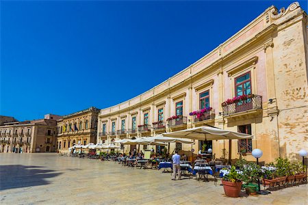 piazza duomo - Restaurants in Piazza Duomo in Syracuse, Sicily, Italy Foto de stock - Con derechos protegidos, Código: 700-08723228