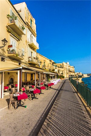 syracuse - Cafes and Walkway at Waterfront in Syracuse, Sicily, Italy Foto de stock - Direito Controlado, Número: 700-08723220