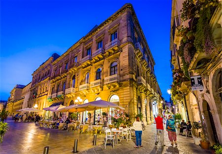 simsearch:700-08723221,k - Restaurants in Piazza Duomo at Dusk, Syracuse, Sicily, Italy Stock Photo - Rights-Managed, Code: 700-08723238