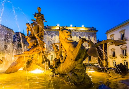 province of syracuse - Fountain of Diana in Piazza Archimede at Dusk, Ortygia, Syracuse, Sicily, Italy Photographie de stock - Rights-Managed, Code: 700-08723239