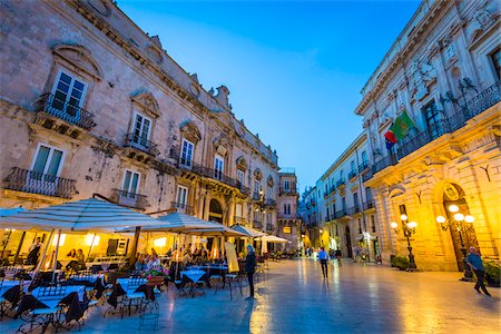 syracuse - Restaurants and City Hall in Piazza Duomo at Dusk, Syracuse, Sicily, Italy Photographie de stock - Rights-Managed, Code: 700-08723232