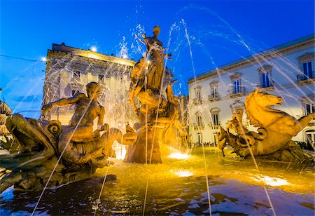 syracuse - Fountain of Diana in Piazza Archimede at Dusk, Ortygia, Syracuse, Sicily, Italy Foto de stock - Con derechos protegidos, Código: 700-08723240