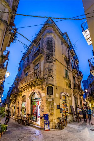 Shops on Via Cavour at Dusk, Ortygia, Syracuse, Sicily, Italy Foto de stock - Con derechos protegidos, Código: 700-08723243