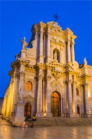 simsearch:841-03872734,k - Cathedral of Syracuse at Dusk in Piazza Duomo, Ortygia, Syracuse, Sicily, Italy Stock Photo - Rights-Managed, Code: 700-08723256