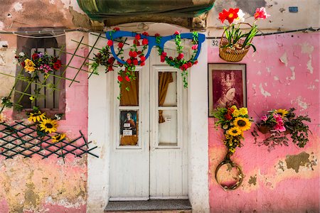 pintura desconchada - Door to Pink Building on Ortygia, Syracuse, Sicily, Italy Foto de stock - Con derechos protegidos, Código: 700-08723263