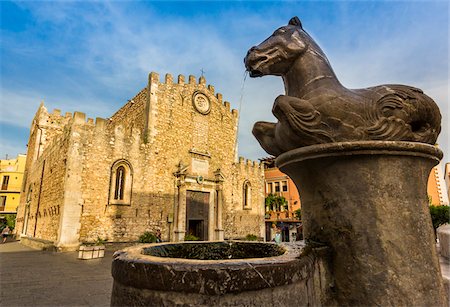 piazza del duomo - Fountain in front of Duomo di Taormina in Piazza del Duomo, Taormina, Sicily, Italy Photographie de stock - Rights-Managed, Code: 700-08723281