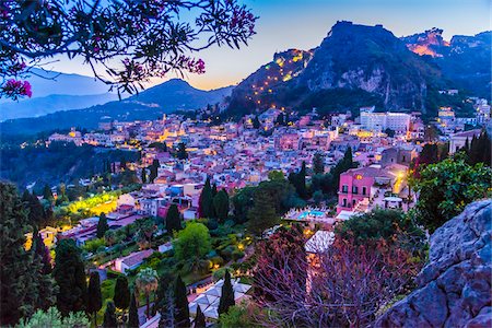 paisajístico - Overview of Taormina at Dusk, Sicily, Italy Foto de stock - Con derechos protegidos, Código: 700-08723315