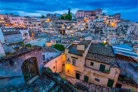 emplazamiento histórico nacional - Overview of Matera at Dusk, Basilicata, Italy Foto de stock - Con derechos protegidos, Código: 700-08737537