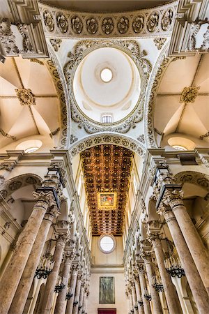 The pillars and decorated, vaulted ceiling of the Church of the Holy Cross (Basilica di Santa Croce) in Lecce in Puglia, Italy Fotografie stock - Rights-Managed, Codice: 700-08739603