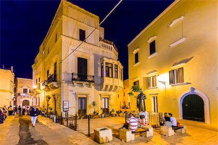 simsearch:879-09189556,k - People sightseeing at night in the Old Town of Gallipoli in Puglia, Italy Foto de stock - Con derechos protegidos, Código: 700-08739630