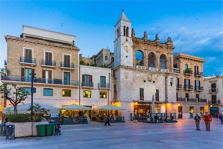sombrilla para exteriores - Piazza Mercantile at Dusk in Bari, Puglia, Italy Foto de stock - Con derechos protegidos, Código: 700-08739633