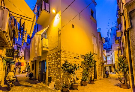 Street Scene at Night in Bari, Puglia, Italy Photographie de stock - Rights-Managed, Code: 700-08739658