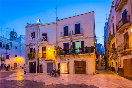 Buildings at Dusk in Bari, Puglia, Italy Foto de stock - Con derechos protegidos, Código: 700-08739652