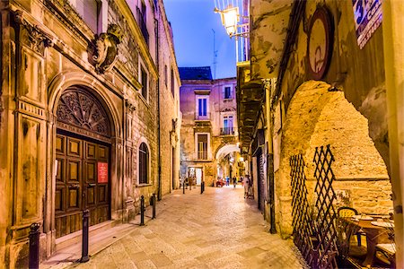 road to city night - Bari, Puglia, Italy Photographie de stock - Rights-Managed, Code: 700-08739665