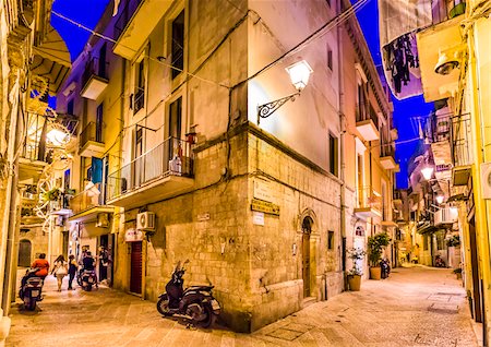 simsearch:700-08739636,k - Street Scene at Night in Bari, Puglia, Italy Photographie de stock - Rights-Managed, Code: 700-08739661