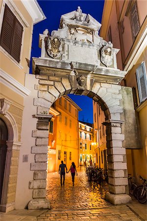 simsearch:700-08765342,k - Balbi's Arch Town Gate at Night in Rovinj, Istria, Croatia Foto de stock - Con derechos protegidos, Código: 700-08765243