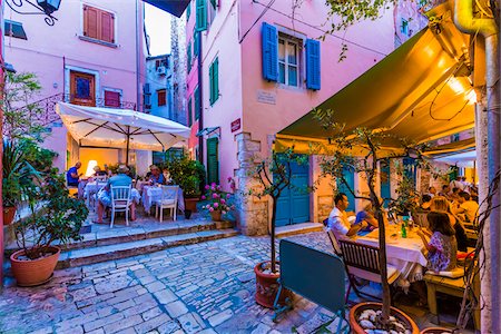 Restaurant Patio at Dusk in Rovinj, Istria, Croatia Foto de stock - Direito Controlado, Número: 700-08765253