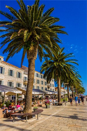 simsearch:400-05317362,k - Cafe in front of the Riva Yacht Harbour Hotel and seaside promenade in Old Town of Hvar on Hvar Island, Croatia Foto de stock - Direito Controlado, Número: 700-08765403