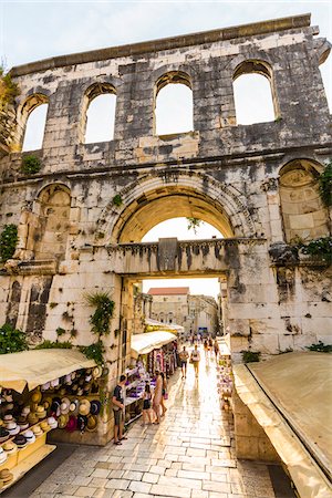 simsearch:700-08765421,k - The Silver Gate of Diocletian's Palace in the Old Town of Split in the Split-Dalmatia County, Croatia Foto de stock - Con derechos protegidos, Código: 700-08765436