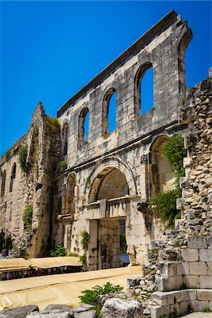 simsearch:700-08765342,k - The Silver Gate of Diocletian's Palace on a sunny day in the Old Town of Split in Split-Dalmatia County, Croatia Foto de stock - Con derechos protegidos, Código: 700-08765437