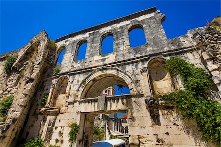 simsearch:400-05275998,k - The Silver Gate of Diocletian's Palace on a sunny day in the Old Town of Split in Split-Dalmatia County, Croatia Foto de stock - Con derechos protegidos, Código: 700-08765438