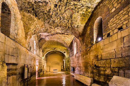 diocletian's palace - Basement Halls of Diocletian's Palace in the Old Town of Split in Split-Dalmatia County, Croatia Foto de stock - Con derechos protegidos, Código: 700-08765449