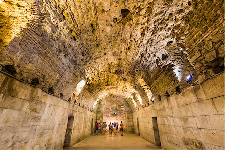 diocletian's palace - Basement Halls of Diocletian's Palace in the Old Town of Split in Split-Dalmatia County, Croatia Foto de stock - Con derechos protegidos, Código: 700-08765452