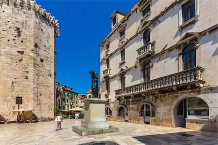 simsearch:700-08765404,k - Fruit Square and the Monument to Marko Marulic with the Milesi Palace on the right in the Old Town of Split in Split-Dalmatia County, Croatia Stock Photo - Rights-Managed, Code: 700-08765460