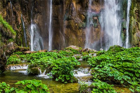 simsearch:700-08765481,k - Rushing water of the large waterfall at Plitvice Lakes National Park in Lika-Senj county in Croatia Photographie de stock - Rights-Managed, Code: 700-08765473