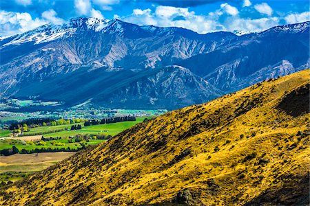 simsearch:700-08765543,k - Scenic view of mountains and the Wakatipu Basin near Queenstown in the Otago Region of New Zealand Stockbilder - Lizenzpflichtiges, Bildnummer: 700-08765540