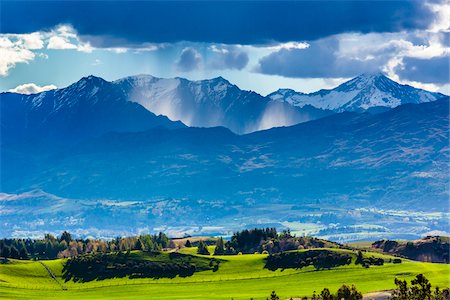 south island - Rain clouds over the mountains and the Wakatipu Basin near Queenstown in the Otago Region of New Zealand Photographie de stock - Rights-Managed, Code: 700-08765553