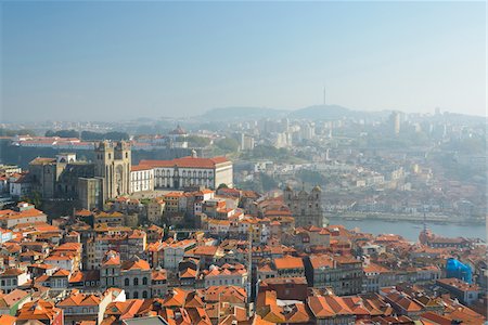 simsearch:600-08232137,k - Overview of the city of Porto with the Se Cathedral viewed from the Clerigos Tower along the Douro River in Portugal Foto de stock - Con derechos protegidos, Código: 700-08865226