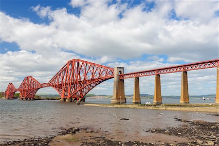 simsearch:633-02417476,k - The famous Forth Bridge over Firth of Forth at low tide at South Queensferry in Edinburgh, Scotland, United Kingdom Photographie de stock - Rights-Managed, Code: 700-08973494