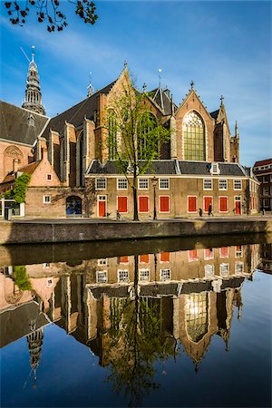 simsearch:700-08973527,k - The Oude Kerk reflected in the Oudezijds Voorburgwal canal in the city center of Amsterdam, Holland Foto de stock - Con derechos protegidos, Código: 700-08973521