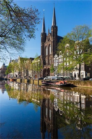 simsearch:862-08699642,k - Tranquil view of the De Krijtberg Church along the Singel Canal in Grachtengordel in Amsterdam, Holland Photographie de stock - Rights-Managed, Code: 700-08973535