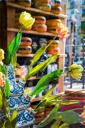 Flower vase and cheese for sale inside of a store in Amsterdam, Holland Photographie de stock - Rights-Managed, Code: 700-08973531