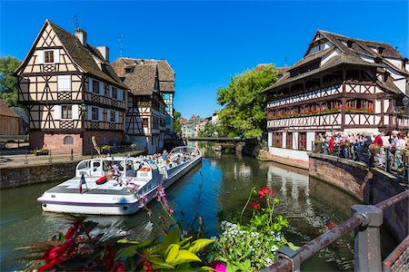 simsearch:879-09033291,k - Tourists standing along the seawall watching a tour boat travelling along the River Ill in the Petite France area in Strasbourg, France Photographie de stock - Rights-Managed, Code: 700-08973555