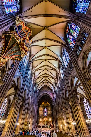 Tourists touring the interior of the Strasbourg Cathedral (Cathedral Notre Dame of Strasbourg) in Strasbourg, France Foto de stock - Con derechos protegidos, Código: 700-08973568