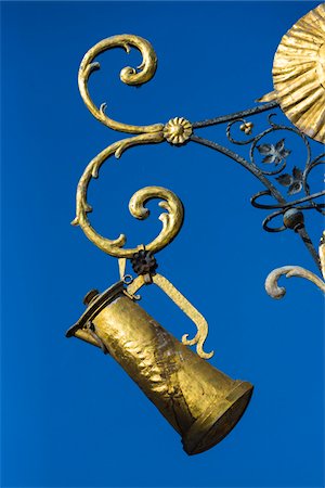 simsearch:700-03901066,k - Close-up of a metal sign of a beer stein on Oberstrasse in Rudesheim in the Rhine Valley, Germany Foto de stock - Con derechos protegidos, Código: 700-08973595