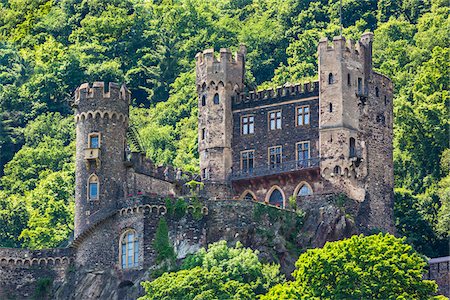 Close-up of the medieval Rheinstein Castle on the cliffs along the Rhine between Rudesheim and Koblenzat at Trechtingshausen, Germany Photographie de stock - Rights-Managed, Code: 700-08973604