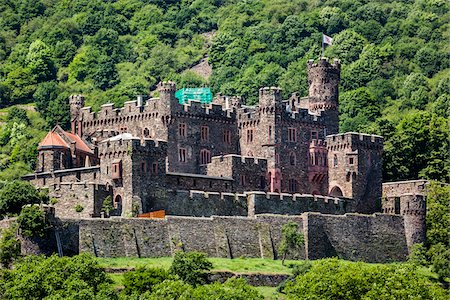 rhine valley - The medieval Reichenstein Castle (Falkenburg) at Trechtingshausen along the Rhine between Rudesheim and Koblenz, Germany Foto de stock - Con derechos protegidos, Código: 700-08973607