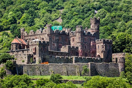 simsearch:700-03783358,k - The medieval Reichenstein Castle (Falkenburg) at Trechtingshausen along the Rhine between Rudesheim and Koblenz, Germany Foto de stock - Con derechos protegidos, Código: 700-08973607