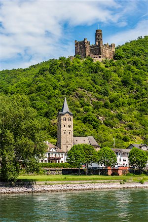 rhein-lahn - Maus (Mouse) Castle above the village of Wellmich with St Martin Church along the Rhine between Rudesheim and Koblenz, Germany Foto de stock - Con derechos protegidos, Código: 700-08973627