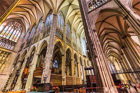 Views of the alter and vaulted ceilings inside the Cologne Cathedral, Cologne (Koln), Germany Foto de stock - Con derechos protegidos, Código: 700-08973644