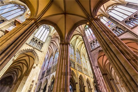 Structural framework of columns and vaulted ceilings inside the Cologne Cathedral in Cologne (Koln), Germany Stockbilder - Lizenzpflichtiges, Bildnummer: 700-08973643