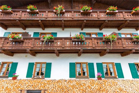 Traditional architecture with wooden balconies, shutterd windows and flowerboxes in the town of Mittenwald in Bavaria, Germany Foto de stock - Direito Controlado, Número: 700-08973658