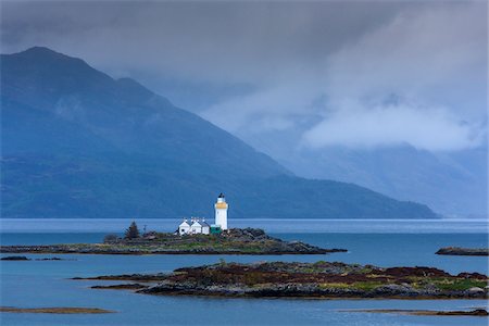 faro - Ornsay Lighthouse with low haning clouds on the Isle of Skye in Scotland, United Kingdom Foto de stock - Con derechos protegidos, Código: 700-08986315