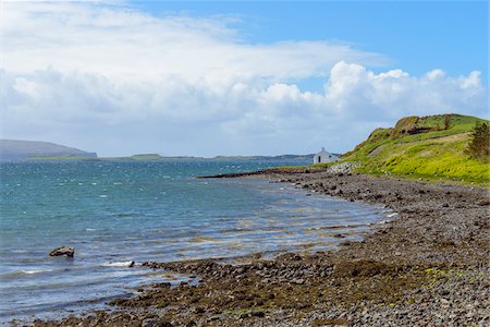 simsearch:851-02963933,k - Coastal landscape with lonely house on the shoreline on the Isle of Skye in Scotland, United Kingdom Photographie de stock - Rights-Managed, Code: 700-08986325
