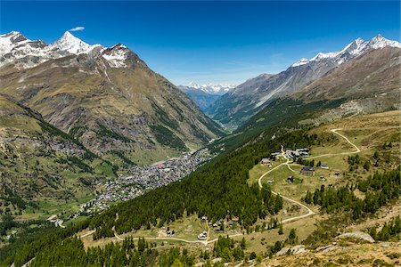 european community - The Town of Zermatt and the Matter Valley from along the Mark Twain Way from Riffelberg to Riffelalp in Switzerland Foto de stock - Con derechos protegidos, Código: 700-08986331